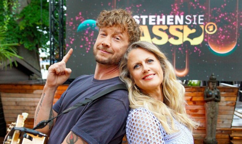 "Verstehen Sie Spaß?": Samu Haber (l.) und Barbara Schöneberger präsentieren die Höhepunkte der Show.