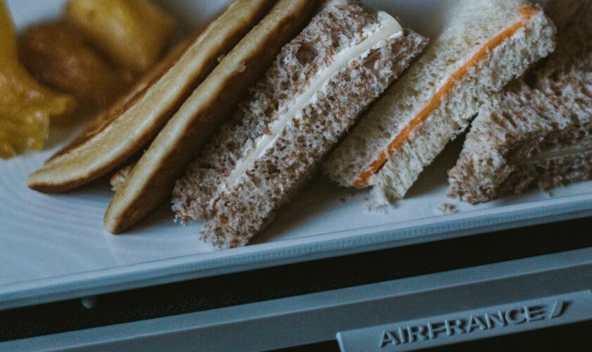 En avion, le personnel de bord mange-t-il secrètement les mets de la première classe?