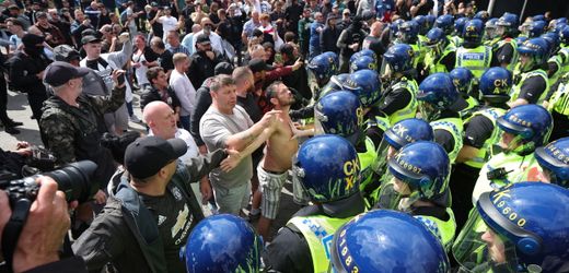 Großbritannien: Rechtsradikale marschieren nach Messerangriff von Southport