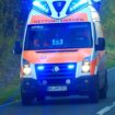 Der Motorradfahrer wurde einem Polizeisprecher zufolge mit einem Rettungswagen ins Krankenhaus gebracht. (Symbolbild) Foto: Jens