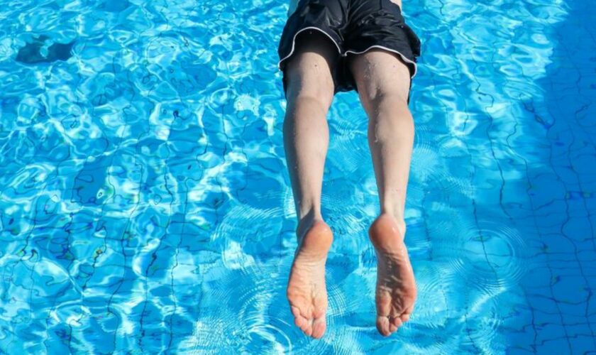 Der Spätsommer soll noch Badegäste ins Schwimmbad locken. (Archivbild) Foto: Thomas Warnack/dpa