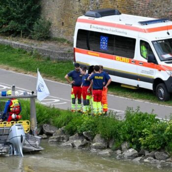 Rettungskräfte sind auf der Donau auf der Suche nach dem oder der Vermissten im Einsatz. Foto: Marius Bulling/dpa