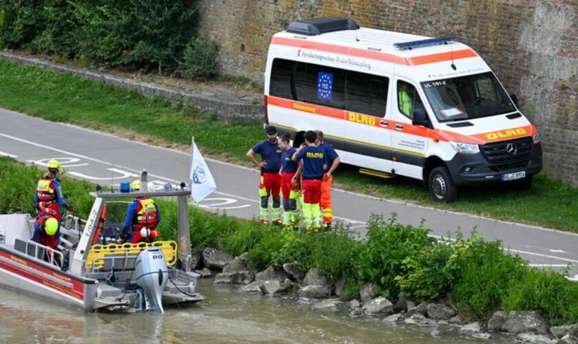 Rettungskräfte sind auf der Donau auf der Suche nach dem oder der Vermissten im Einsatz. Foto: Marius Bulling/dpa