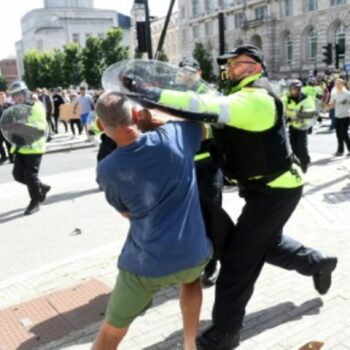 Zusammenstöße zwischen Polizei und Demonstranten in Liverpool