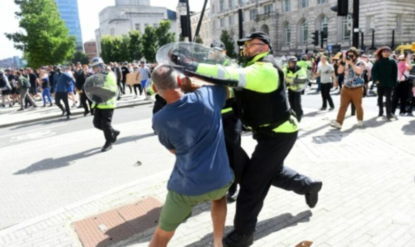 Zusammenstöße zwischen Polizei und Demonstranten in Liverpool