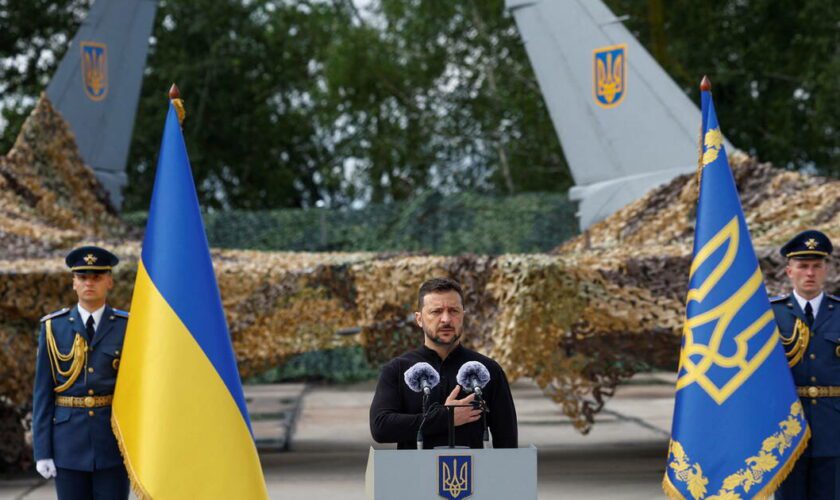 L’Ukraine a reçu ses premiers avions de chasse F-16, annonce Zelensky