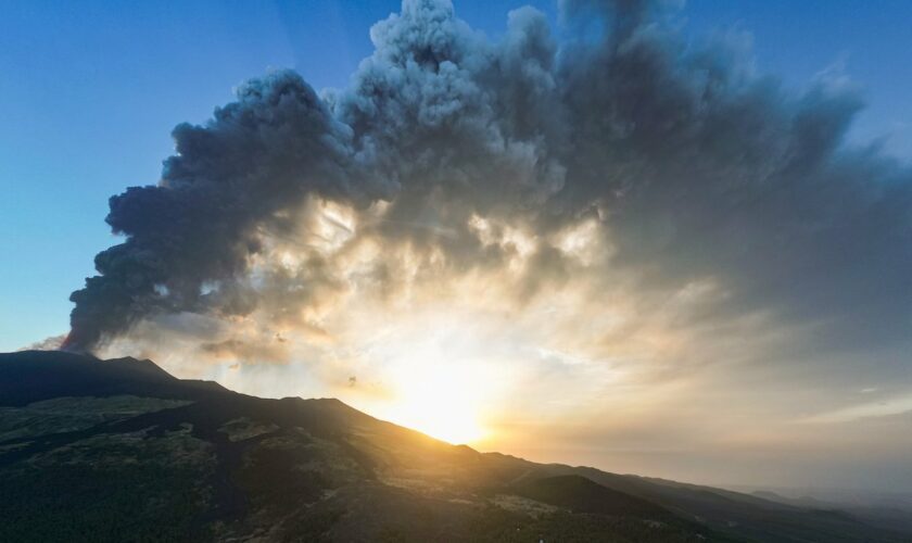 Italien: Vulkan Ätna auf Sizilien spuckt Asche und Lava