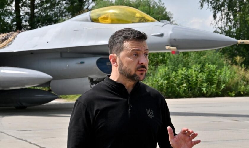 Volodymyr Zelensky officialise l'arrivée des premiers avions F-16 en Ukraine