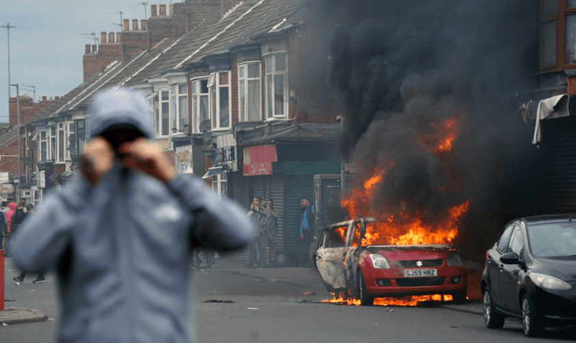 Riots erupt in UK after stabbing spree falsely blamed on asylum seeker