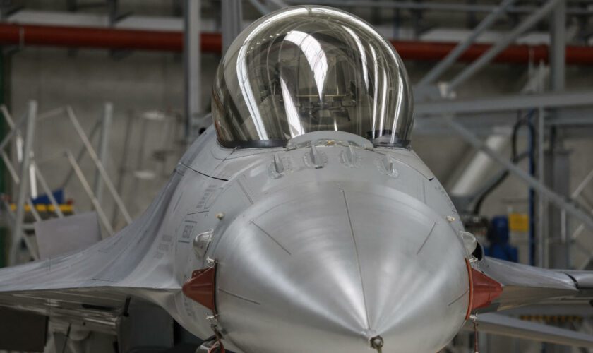 L’Ukraine a reçu ses premiers F-16 américains, mais Volodymyr Zelensky y met un bémol