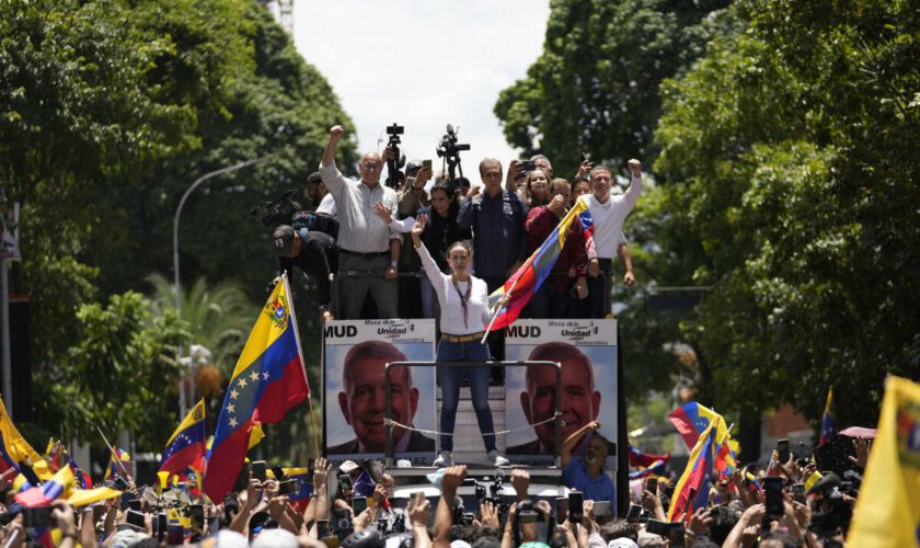 Venezuela : l’opposition défie dans la rue Maduro, qui menace