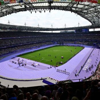 JO de Paris : pour l’athlétisme au Stade de France, c’est Denis Brogniart qui joue les speakers