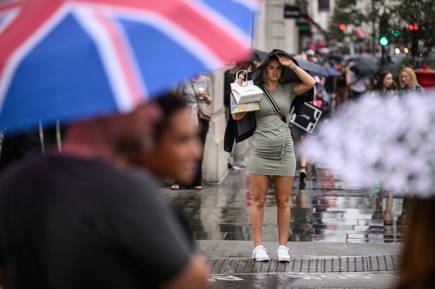 UK weather maps show 973-mile long storm set to batter Britain as Met Office warnings in force