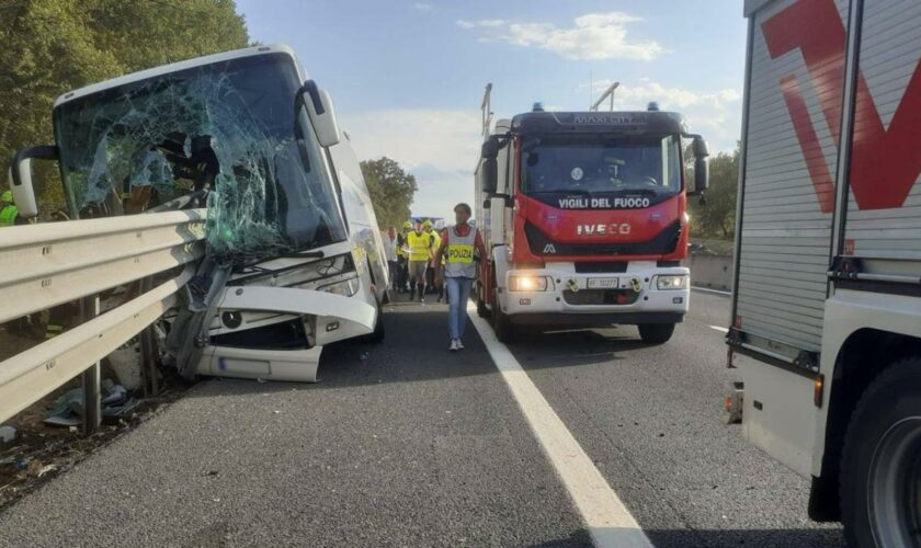 Leitplanke durchbohrt Reisebus in Italien – ein Toter, 25 Verletzte