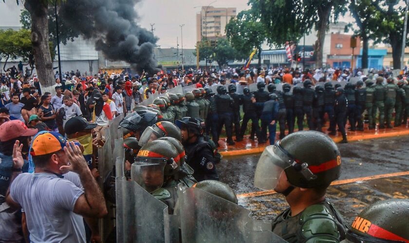 Des manifestants affrontent la police anti-émeute lors d'une manifestation contre le gouvernement du président vénézuélien Nicolas Maduro à Puerto La Cruz, dans l'Etat d'Anzoategui, au Venezuela, le 29 juillet 2024