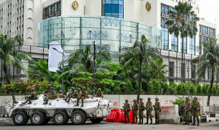 Bangladesh : la Première ministre démissionne et quitte son palais pris d’assaut par des milliers de manifestants