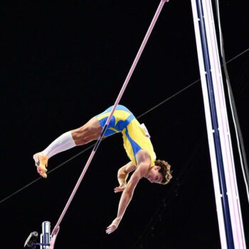 JO de Paris 2024 : en saut à la perche, Armand Duplantis attrape l’or et deux records