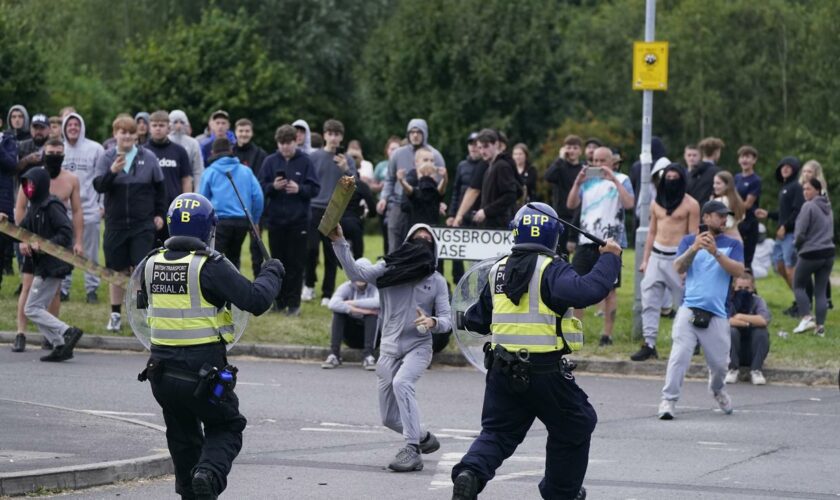 Großbritannien: Erneut Ausschreitungen rechtsradikaler Gruppen