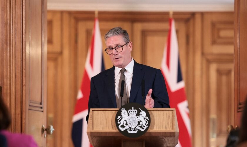 Le Premier ministre britannique Keir Starmer lors d'une conférence de presse, le 6 juillet 2024 à Londres