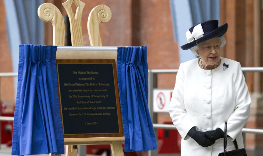 Elizabeth II, la diplomatie du sac à main