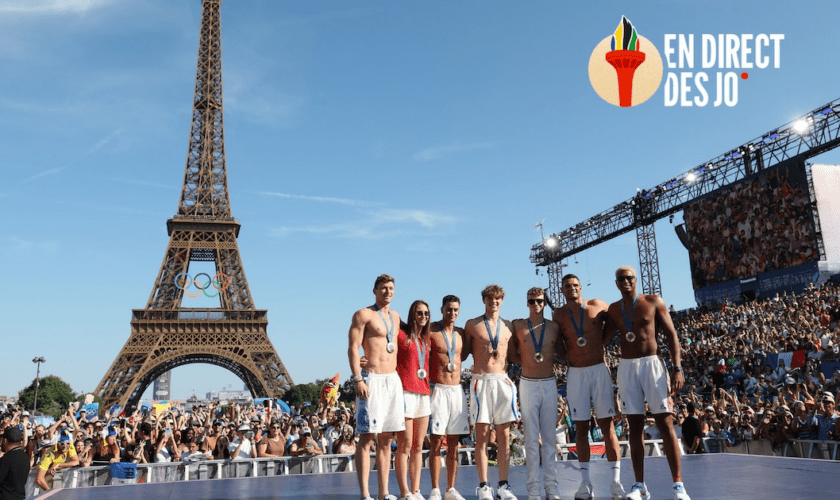 Au Parc des champions du Trocadéro, Léon Marchand et toute l'équipe de France de natation ont été acclamés par 13 000 personnes.