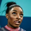 Simone Biles pose avec Léon Marchand, le seul athlète qui a eu plus de titres qu’elle aux JO de Paris