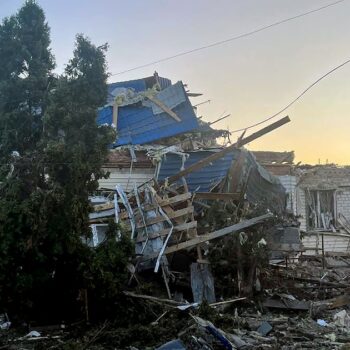 Cette photo diffusée par le gouverneur de la région de Koursk, Alexei Smirnov, sur sa chaîne Telegram montre les dégâts attribués à des bombardements ukrainiens dans la ville de Soudja, le 6 août 2024, dans la région russe de Koursk