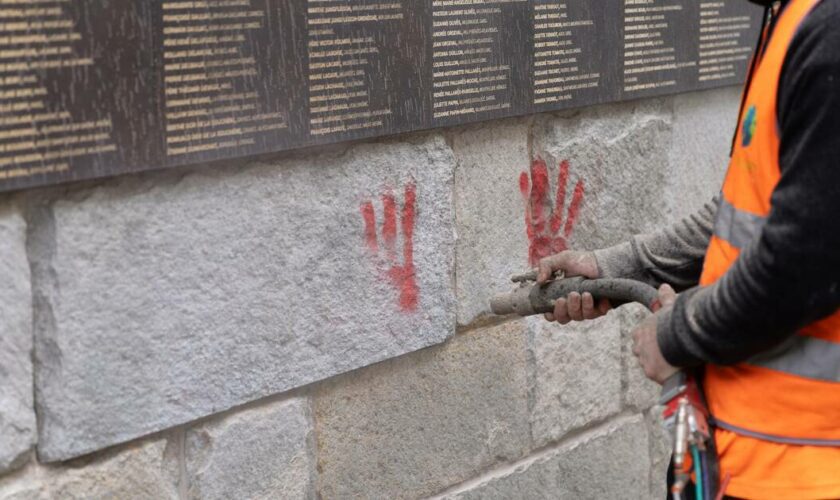 «Mains rouges» sur le Mur des Justes du Mémorial de la Shoah : un des suspects dément tout racisme