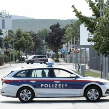 Bei einem stundenlangen Großeinsatz stellte die Polizei chemische Substanzen sicher. Foto: Alex Halada/APA/dpa