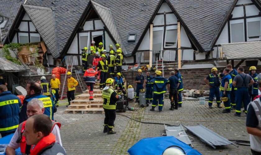 Bei dem Unglück sind zwei Menschen ums Leben gekommen. Foto: Harald Tittel/dpa