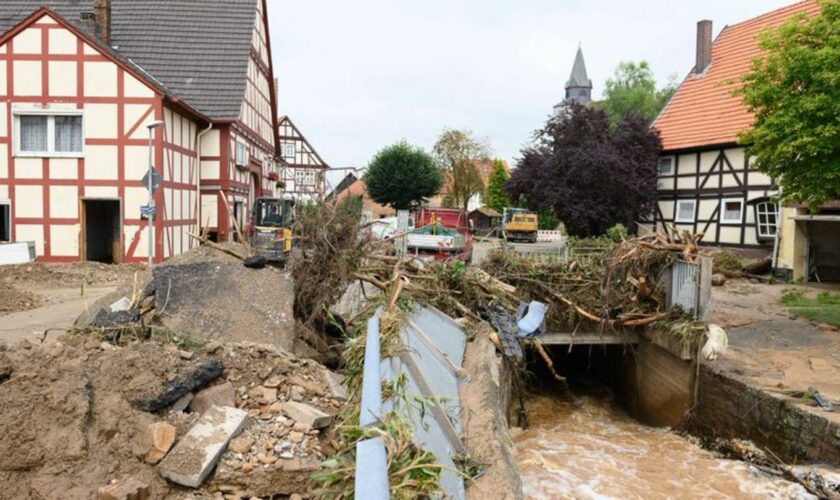 Durch extreme Regenfälle werden in Hessen immer wieder Straßen überflutet und zahlreiche Keller überschwemmt.(Symbolbild) Foto: