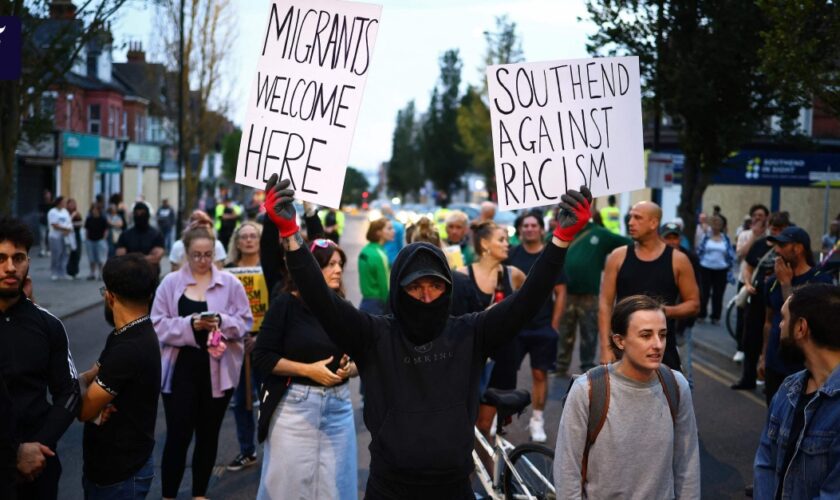 Großbritannien: Tausende bei Gegenprotest gegen Rechts