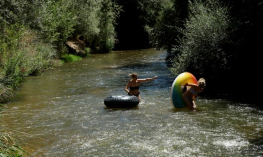 Suche nach Abkühlung in Fluss in Madrid