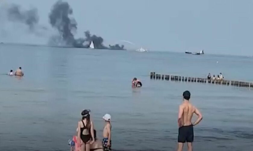 "Hanse Sail" in Rostock: Bundeswehr-Barkasse geht auf der Ostsee in Flammen auf