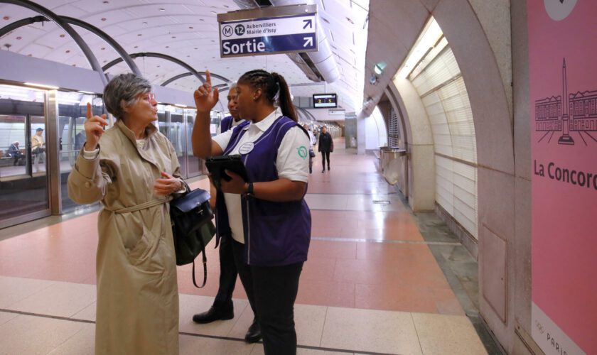 Pendant les JO à Paris, Jean Castex aussi enfile le gilet violet de la RATP et surprend les voyageurs