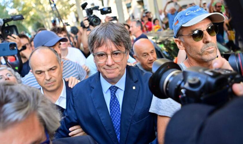 À Barcelone, Carles Puigdemont réapparaît “comme sorti d’un haut-de-forme” puis redisparaît