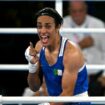 L'Algérienne Imane Khelif après avoir battu la Thaïlandaise Janjaem Suwannapheng en demi-finale du tournoi de boxe féminine (66 kg) lors des Jeux Olympiques de Paris 2024, le 6 août 2024. (Photo de Mauro PIMENTEL / AFP)