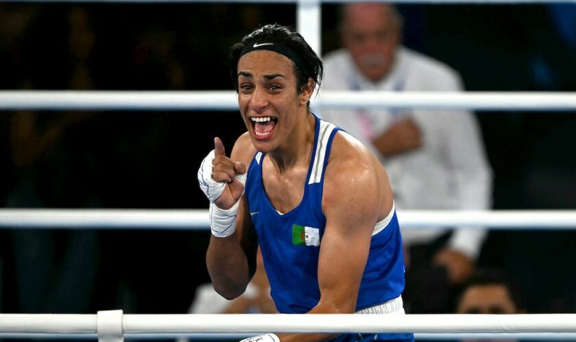 L'Algérienne Imane Khelif après avoir battu la Thaïlandaise Janjaem Suwannapheng en demi-finale du tournoi de boxe féminine (66 kg) lors des Jeux Olympiques de Paris 2024, le 6 août 2024. (Photo de Mauro PIMENTEL / AFP)