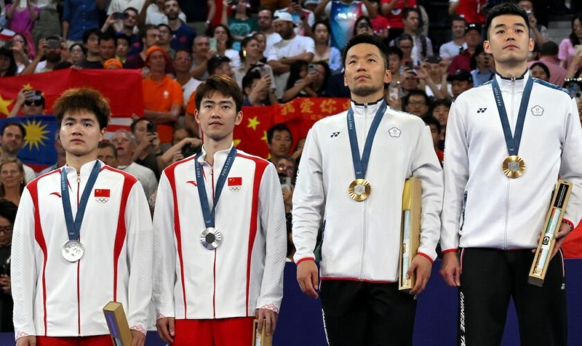 Les Taïwanais médaillés d'or au badminton, Lee Yang and Wang Chi-lin, vainqueurs en finale des Chinois Liang Weikeng and Wang Chang.