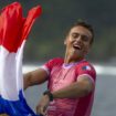 JO de Paris 2024 : Kauli Vaast s’offre une session surf sur la Seine, au pied de la Tour Eiffel