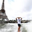 Le champion olympique Kauli Vaast célèbre sa médaille d'or en surfant sur la Seine