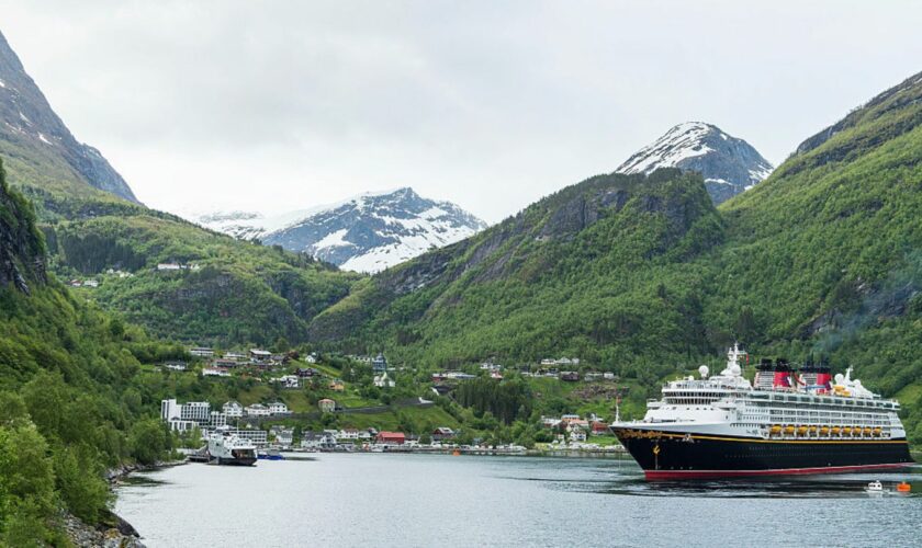 Fjord in Norwegen: Absturz von XXL-Felsbrocken droht: Gemeinde bereitet sich auf gewaltigen Tsunami vor