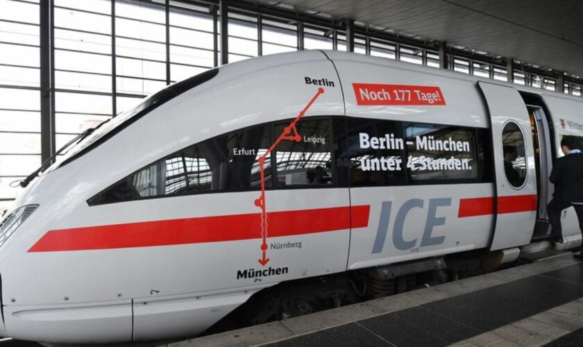 Fahrgäste in ICEs auf der Strecke München-Berlin müssen sich weiter auf Verspätungen und Halte-Ausfälle einstellen. (Archivbild)