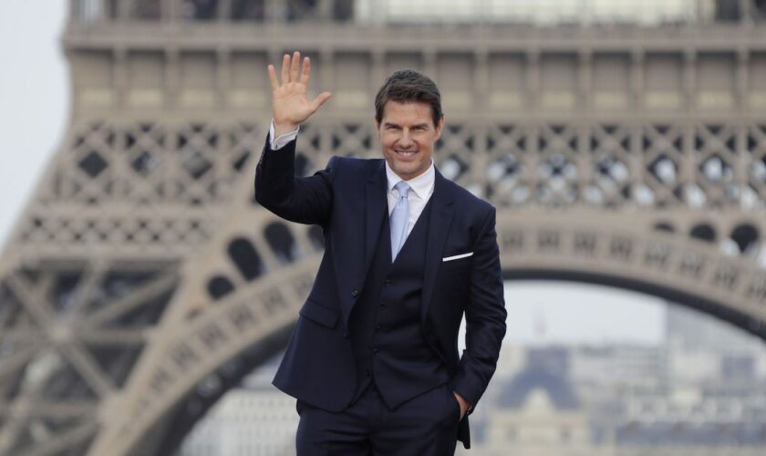 L'acteur américain Tom Cruise devant la Tour Eiffel à Paris, le 12 juillet 2018