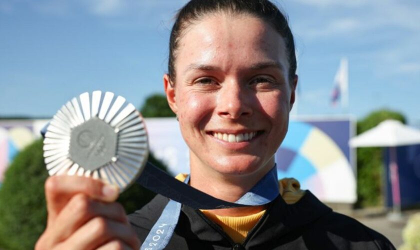 Präsentiert stolz ihre Silbermedaille: Golferin Esther Henseleit. Foto: Jan Woitas/dpa