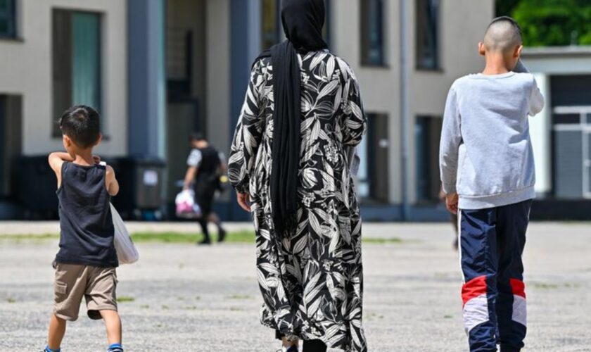 Die Polizei hat im ersten Halbjahr mehr als 500 Angriffe auf Flüchtlinge verzeichnet. (Archivbild) Foto: Patrick Pleul/dpa