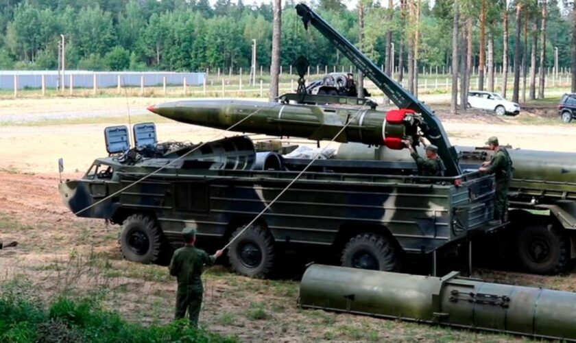 Das Militär in Belarus verstärkt Truppen an der Grenze zur Ukraine. (Archivbild) Foto: Uncredited/AP/Belarusian Defense Ministry