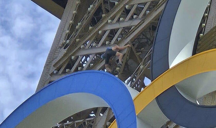 L’impressionnante escalade à mains nues de la Tour Eiffel par un grimpeur anonyme