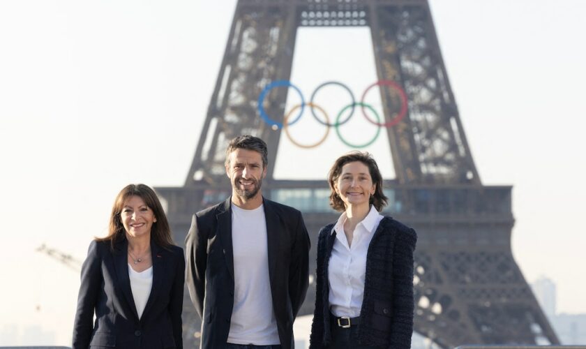 La maire de Paris Anne Hidalgo, le président du Cojo Tony Estanguet et la ministre des Sports et des Jeux olympiques Amélie Oudéa-Castéra, devant la tour Eiffel.