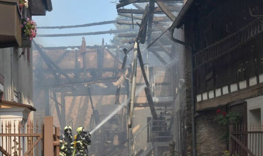 In Walzbachtal brennt eine Scheune. Die Einsatzkräfte haben die Flammen unter Kontrolle, es brennt aber immer noch. Foto: Igor M